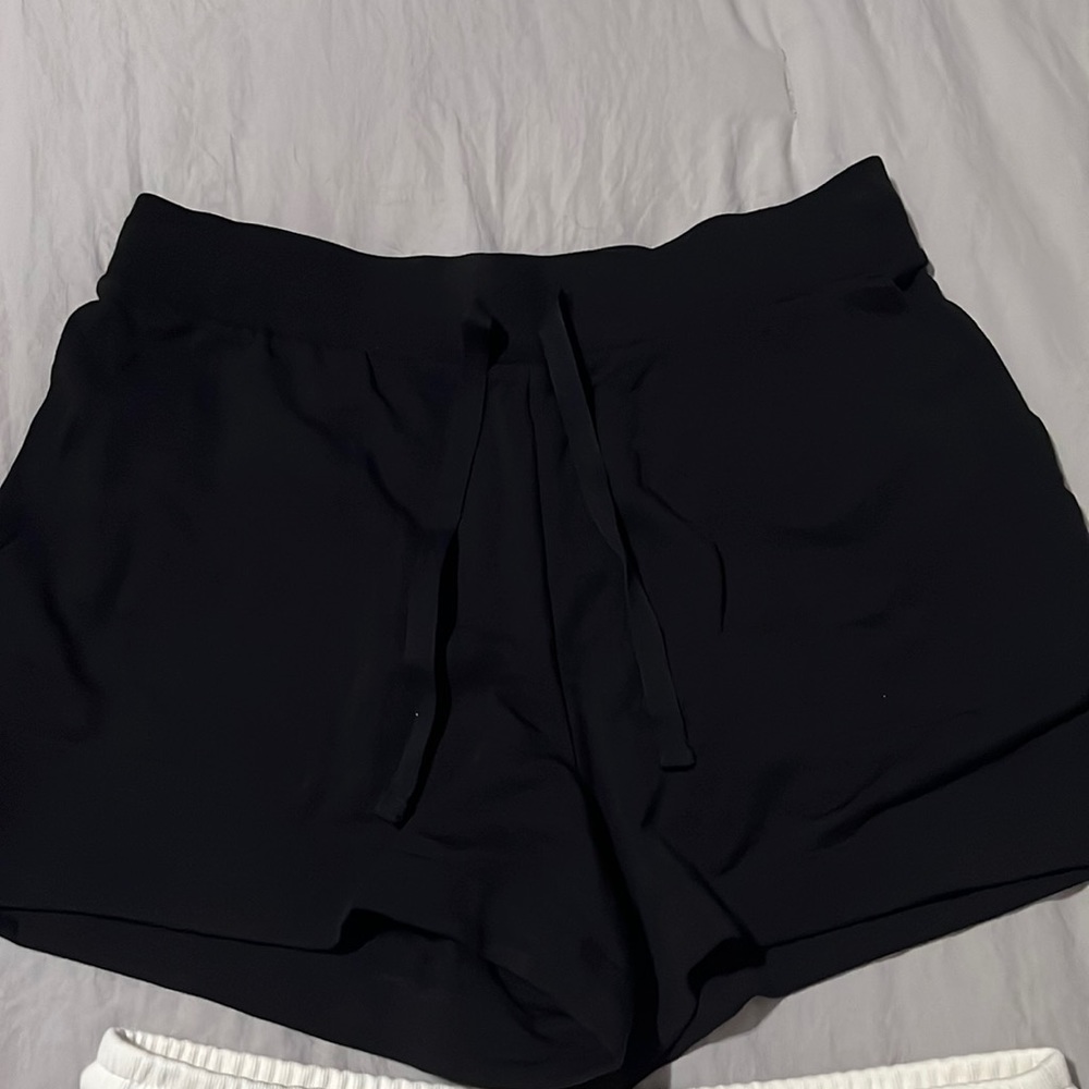 Lou and grey signature soft shorts black